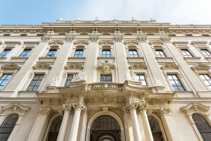  Stadtpalais Liechtenstein:  Ein Beweis, dass Energieeffizienz auch ohne „zugepappte“ Fassade funktioniert: Das barocke ­Gebäude in Wien wurde vorbildlich zu einem Greenbuilding saniert.